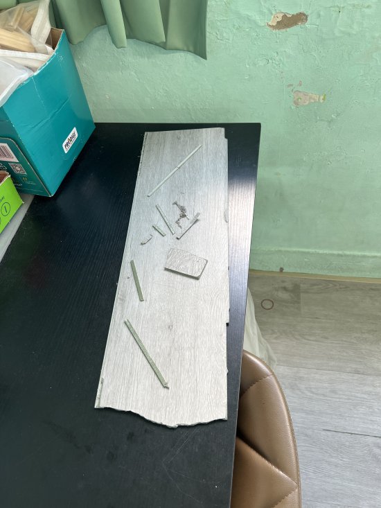 401教室地板損壞