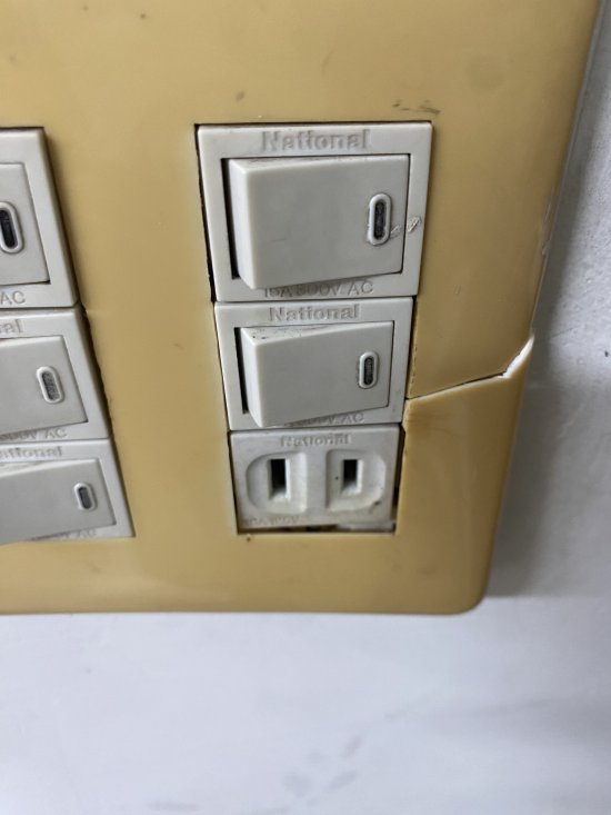 插座蓋板裂開
