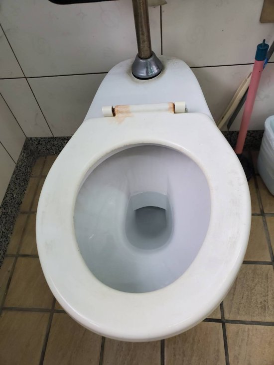 無障礙廁所感應沖水系統故障，馬桶坐墊更換