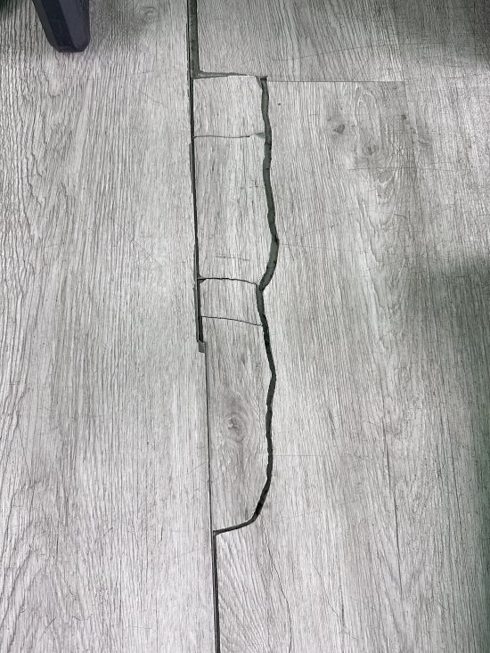 地板多處破損
