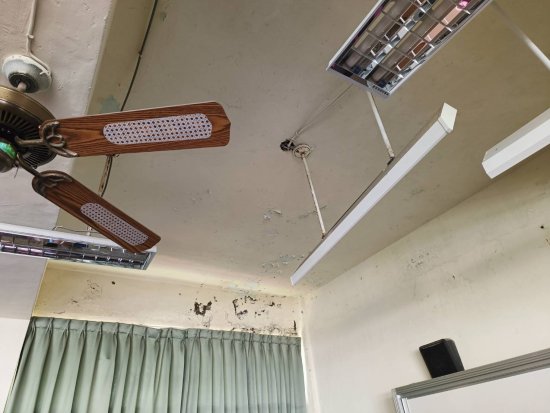 音樂教室天花板壁癌嚴重