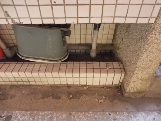 洗手台底座水泥剝落