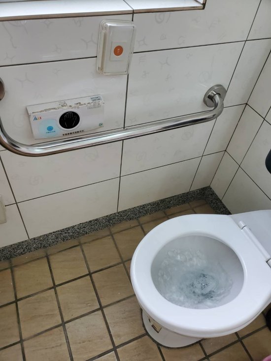 特教班無障礙廁所持續沖水