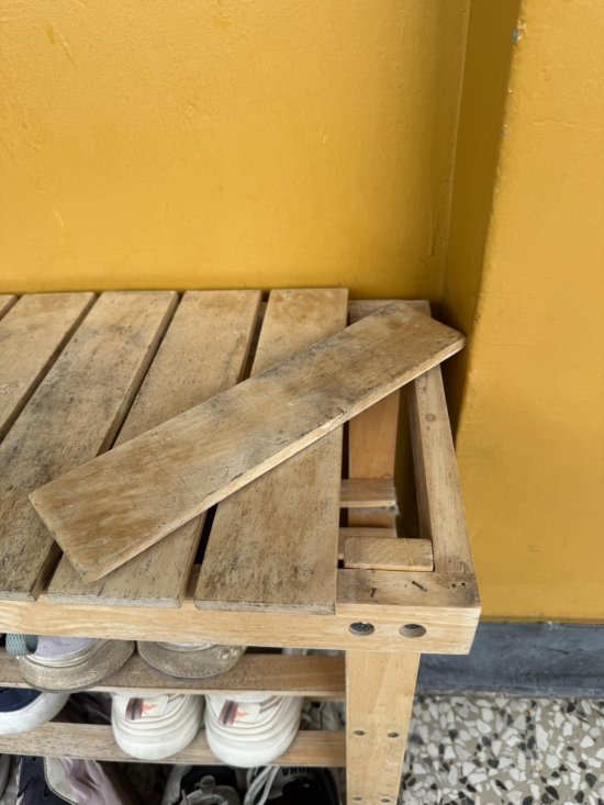 穿鞋椅木板脫落