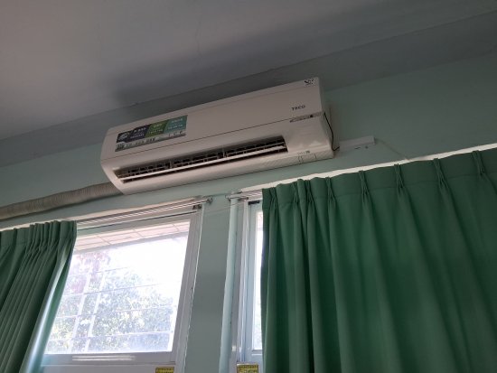 靠黑板的冷氣會一直滴水