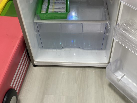 幼一班的冰箱在漏水