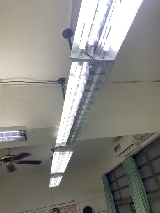 自然教室一支燈管不亮，有時閃爍