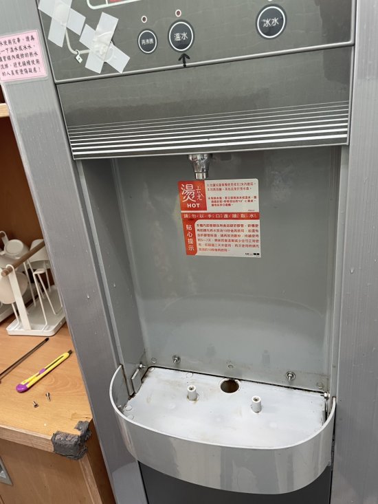 幼二班飲水機接水區長滿螞蟻，且接水區濾網髒，需要更換。