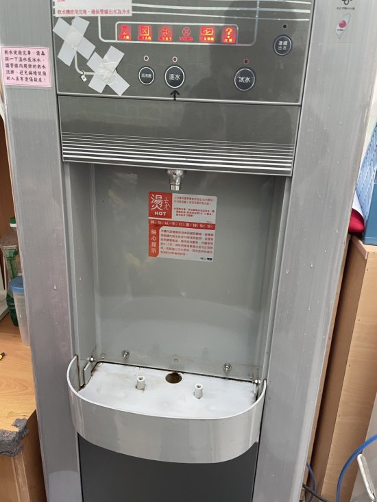 幼二班飲水機接水區長滿螞蟻，且接水區濾網髒，需要更換。