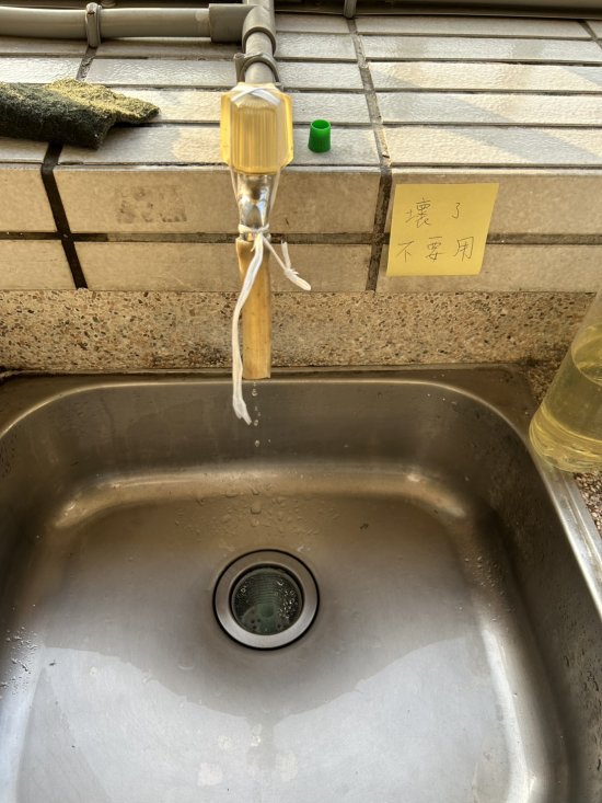 201左邊洗手台水龍頭斷裂水流不止、下方排水管常鬆脫漏水