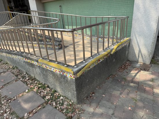 幼一班外面的殘障坡道側邊護欄的防撞條損壞掉落