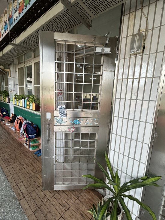 幼一班教室緩衝閉門器損壞掉落