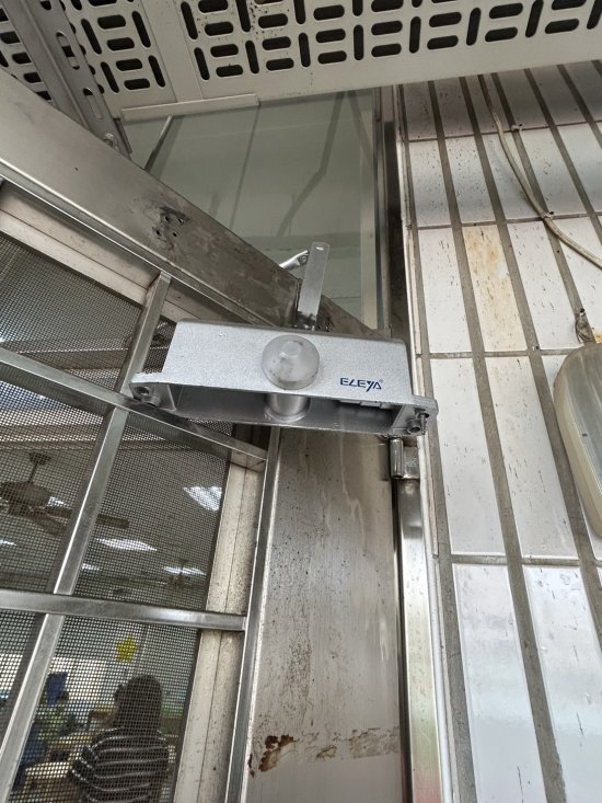 幼一班教室緩衝閉門器損壞掉落