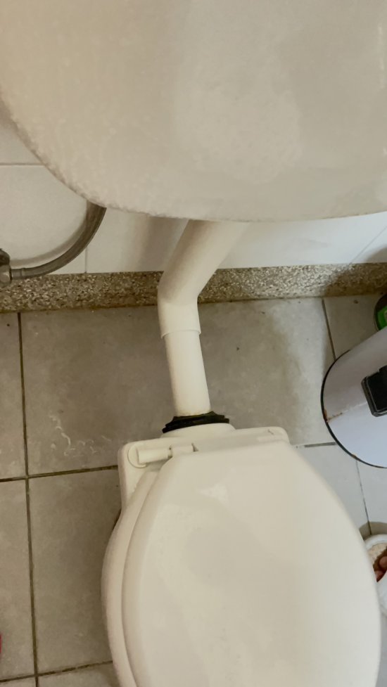 幼二班廁所馬桶管線漏水