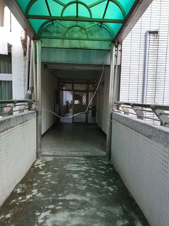 三樓銜接大同館空橋有電線掉落