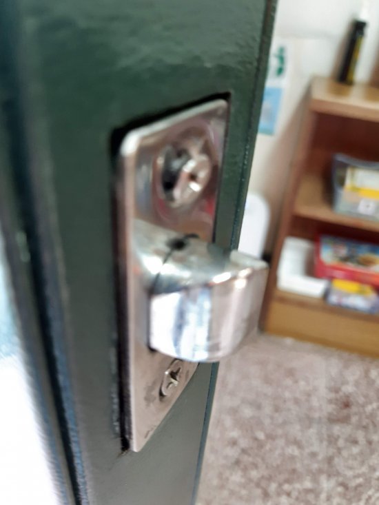 304前門門鎖側邊翹起