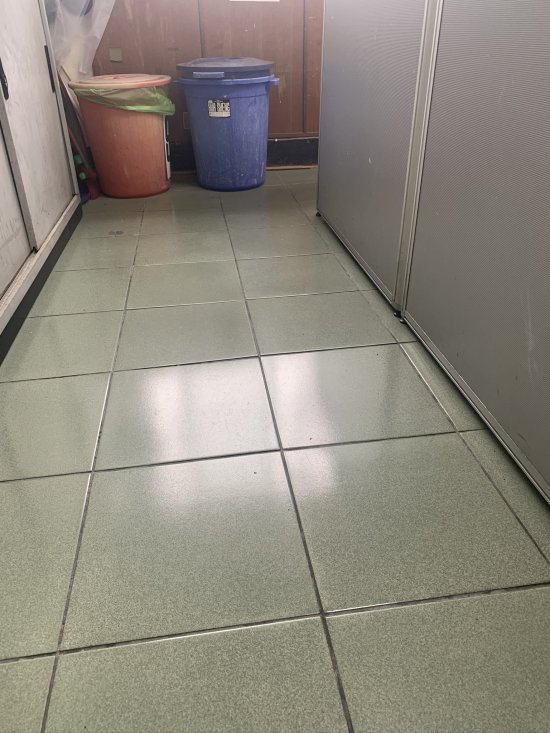 辦公室地磚隆起