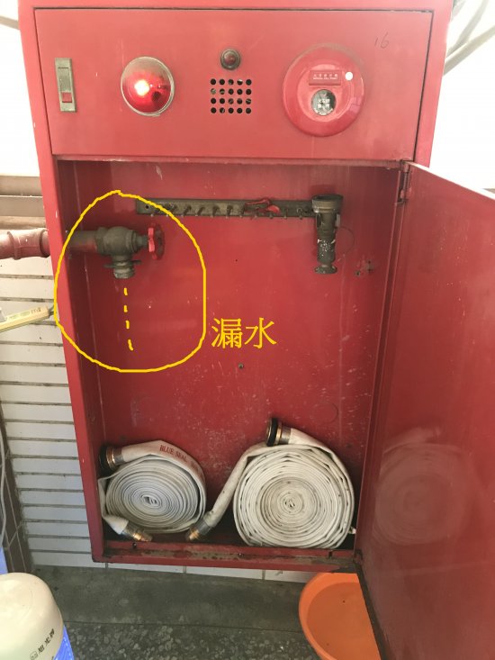 幼一班走廊的消防栓在漏水