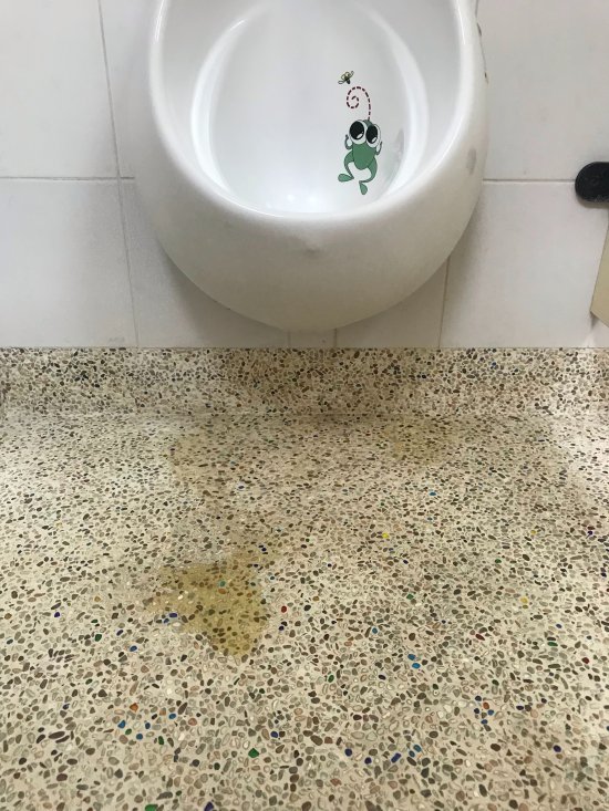 幼一班廁所小便斗出問題