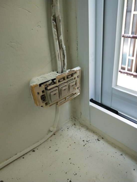 創客自造教室施工後 雷雕機電源 機插座故障未復原