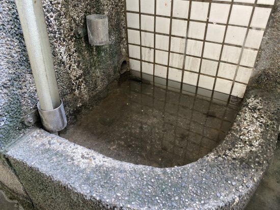 102教室外洗手台積水
