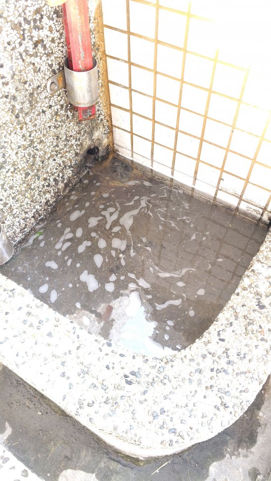 501教室前洗手台（低槽）排水不良