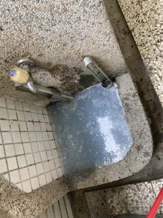 602英語教室前洗手臺（低槽）排水不良/已積水無法排水