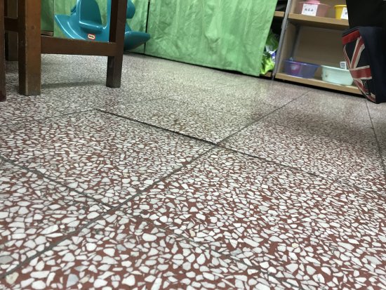 104教室地板磁磚隆起