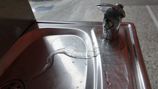 1.飲水機 2.木櫃門