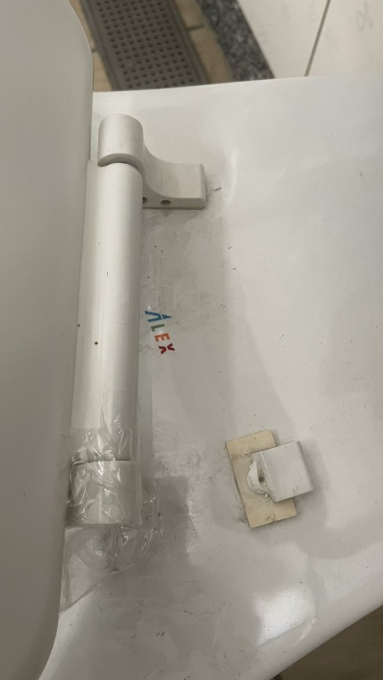 2樓無障礙洗手間馬桶座故障