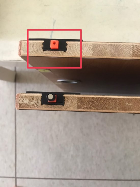 幼二班工作櫃的隔板毀損