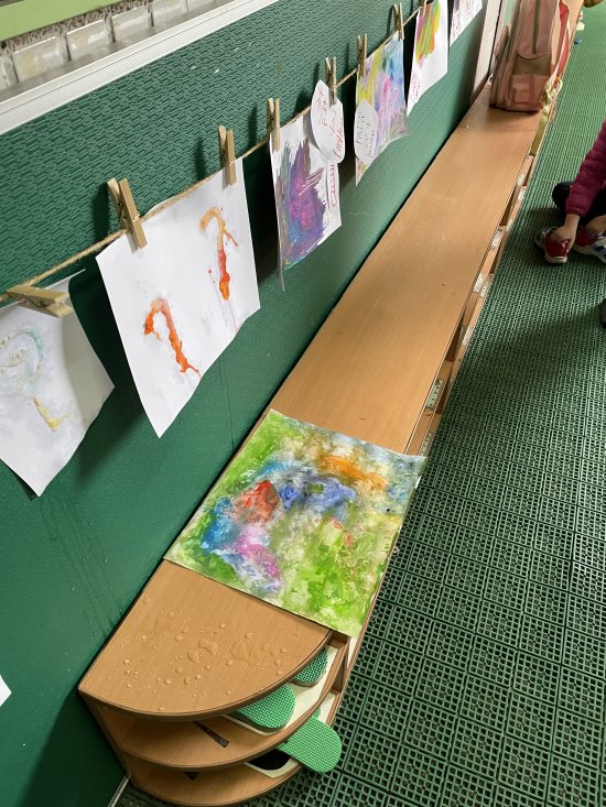 幼一班電線線槽螺絲孔在漏水
