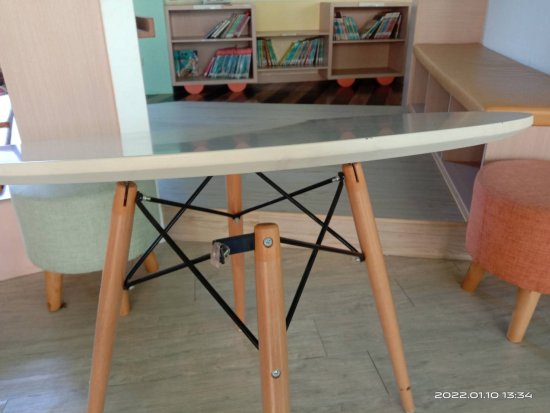 圖書館小桌子損壞