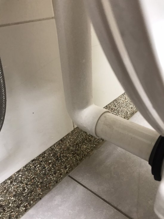 幼二班幼兒廁所馬桶水管漏水
