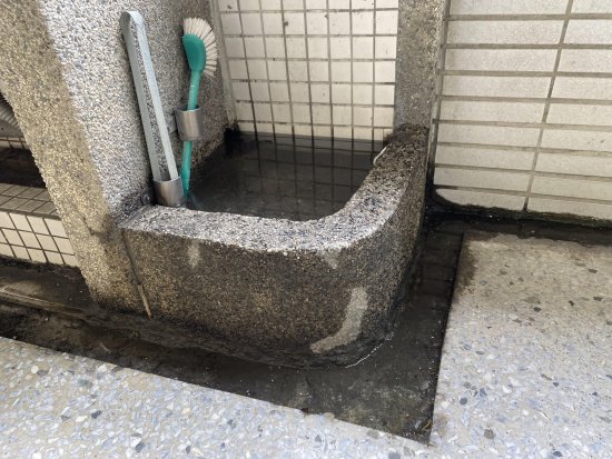202教室前洗手台積水