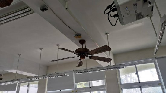 二樓課照教室前方兩台吊扇損壞