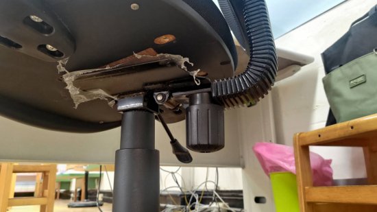 閱讀教室電腦椅損壞