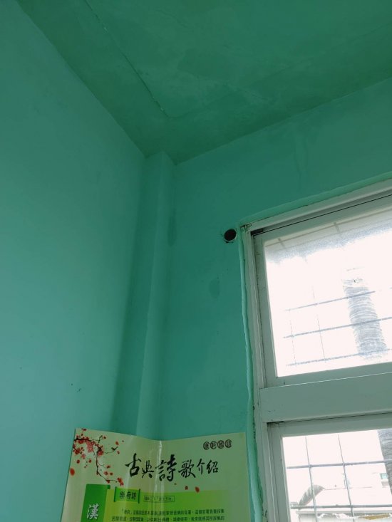 602教室後方天花板漏水