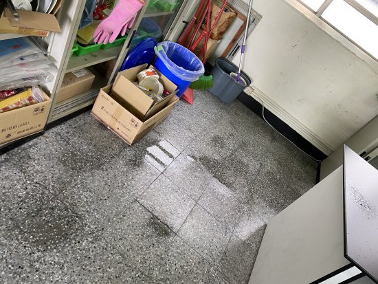 e化自然教室天花板漏水和須更換門鎖