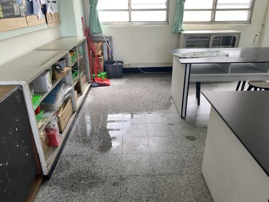 e化自然教室天花板漏水和後方電扇轉不動