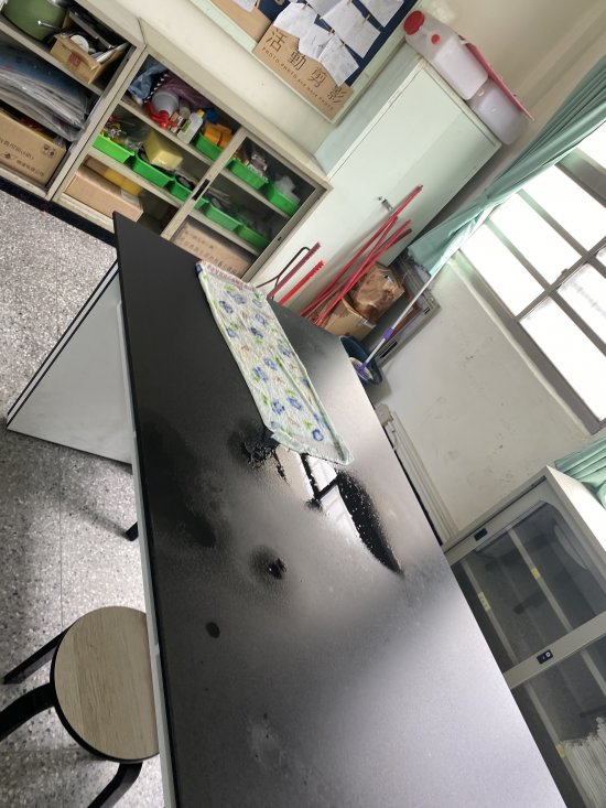 e化自然教室天花板漏水和後方電扇轉不動