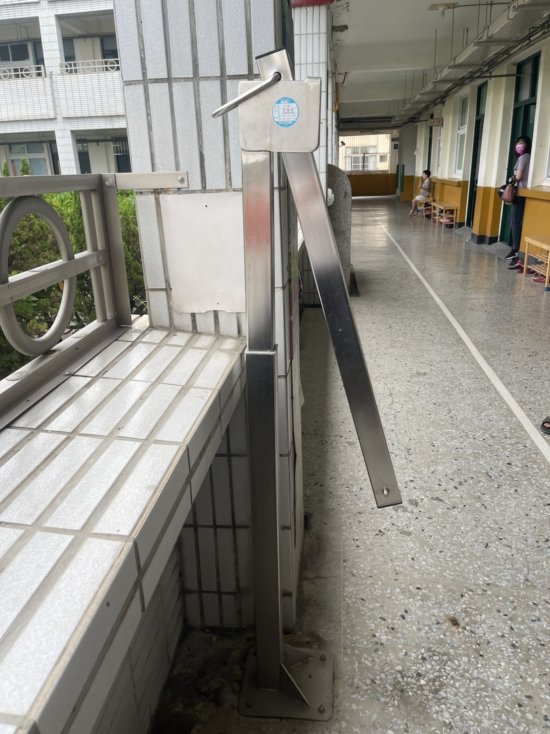 避難器具在走廊上突出，有危險。
