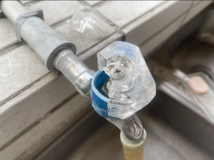 水龍頭脆化破裂。