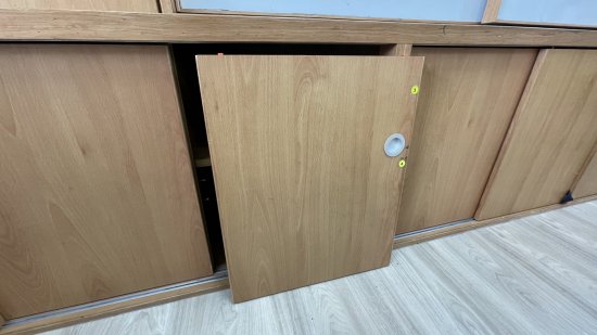 幼二班教室櫃子門掉落, 放回軌道上仍是鬆鬆的, 卡不好。