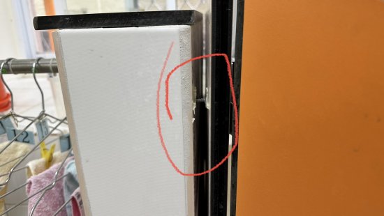 幼二班廁所門板脫離牆壁