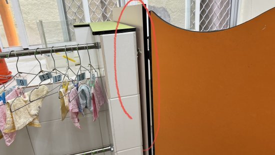 幼二班廁所門板脫離牆壁