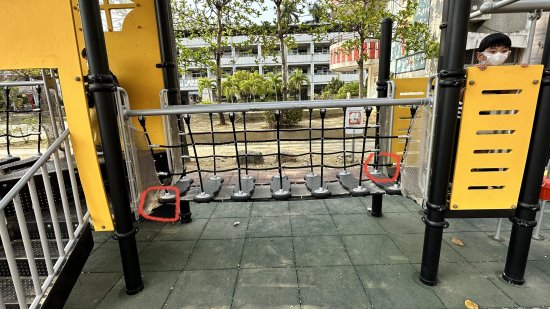學務處後面火車遊戲場有損壞
