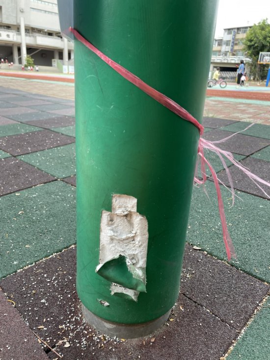 幼兒園石頭區遊戲場柱子損壞