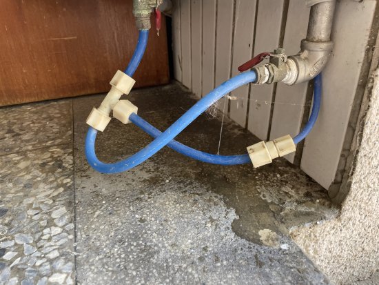 幼一班走廊的飲水機管線漏水