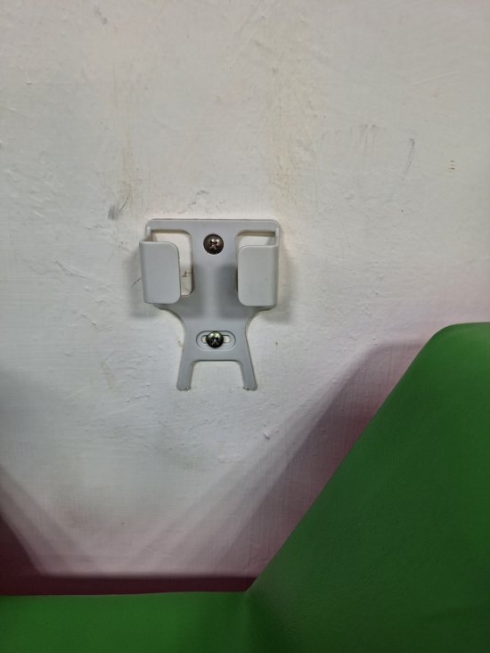 活動教室冷氣遙控器架斷裂